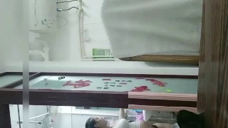 【福利】：公公勾引儿媳。哄孙子睡觉儿媳露出大奶子被操.mp4